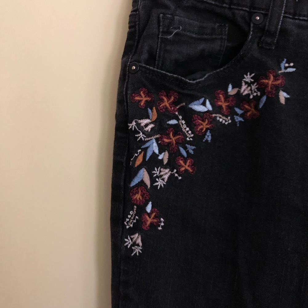 Flower-Embroidered Black Denim Jeans